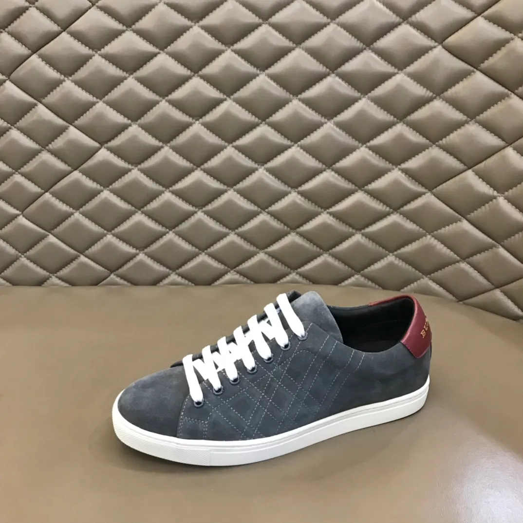◾️¥380 B’s men’s classic low-top sneakers are reinterpreted in Vintage plaid cotton and cowhide materials, and decorated with a new brand logo. First-grain cowhide lining, embossed Burberry lettering logo on the heel, original outsole! 38-45